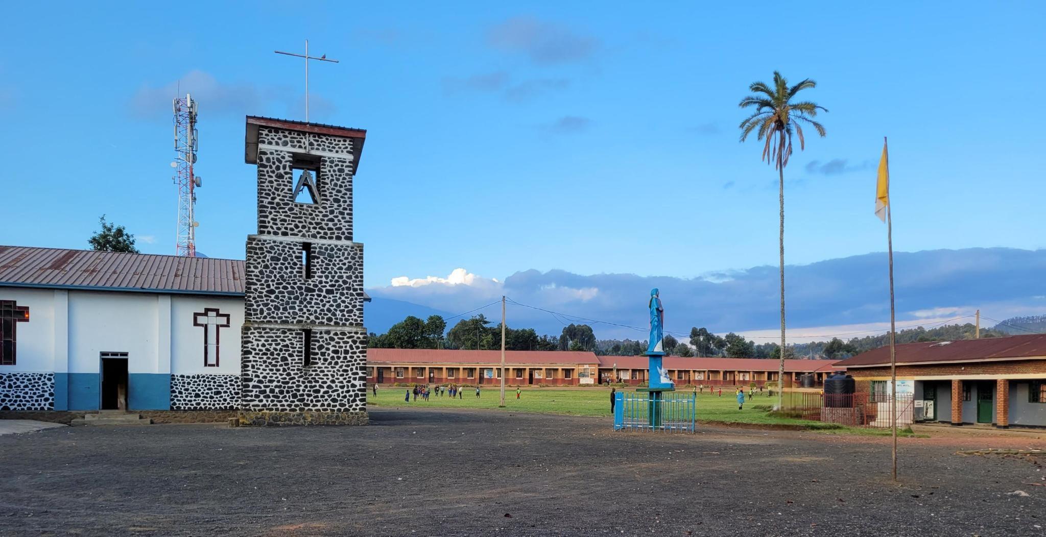 Busasamana Kirche mit Schule